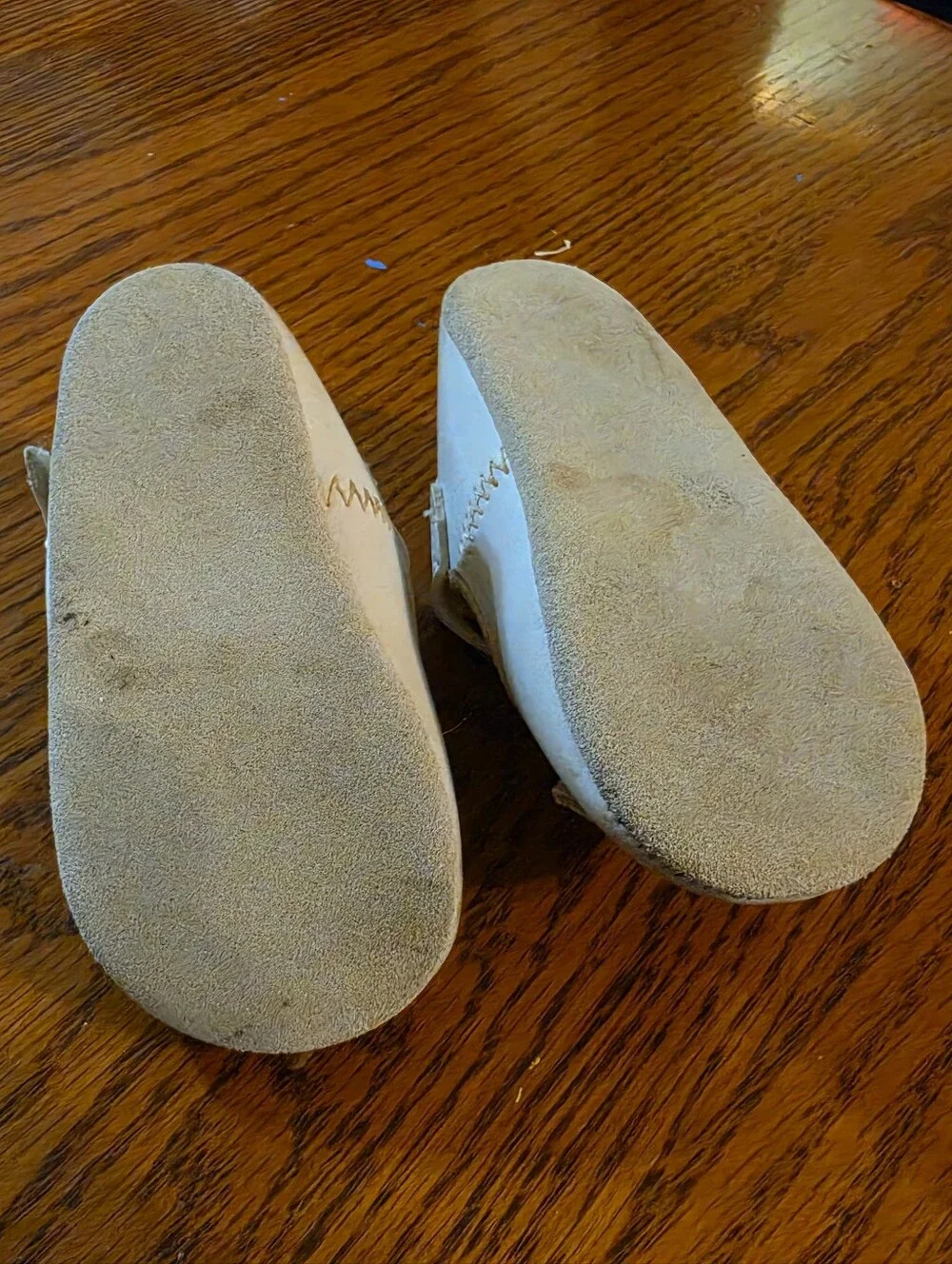 Cream Vintage 1990's Mary Jane Baby Neeborn Shoes with Floral Applique